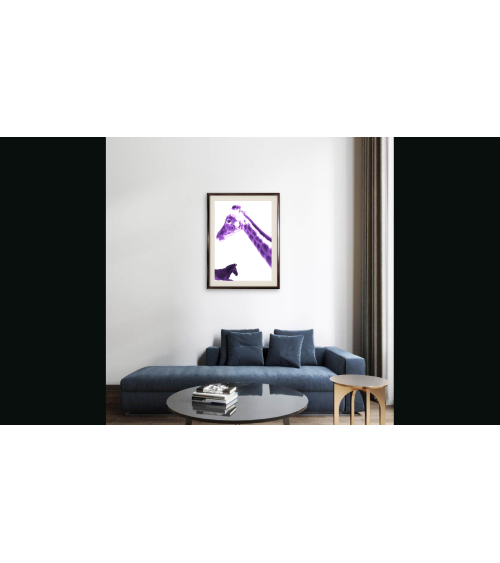 Photographie surréaliste en digigraphie d'une girafe du Niger violette