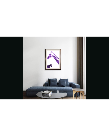 Photographie surréaliste en digigraphie d'une girafe du Niger violette