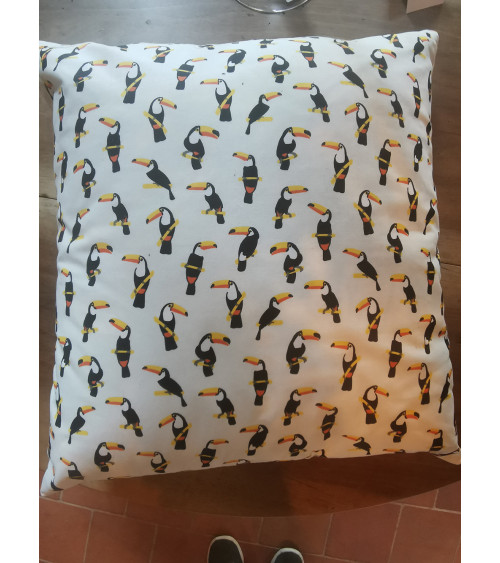 Coussin Toucan dessiné et fabriqué par Christine Madeleine Home Design