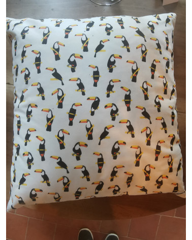 Coussin Toucan dessiné et fabriqué par Christine Madeleine Home Design