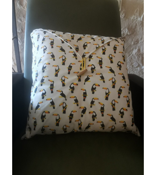 Coussin Toucan dessiné et fabriqué par Christine Madeleine Home Design