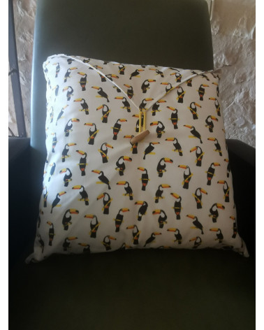 Coussin Toucan dessiné et fabriqué par Christine Madeleine Home Design