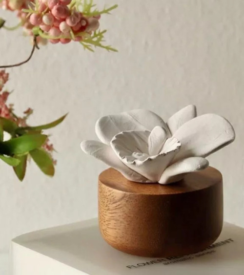 Diffuseur de parfum et huiles essentielles. Fleur en porcelaine, base