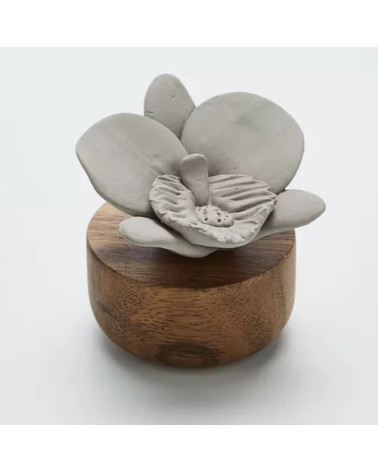Diffuseur de parfum et huiles essentielles. Fleur en porcelaine, base