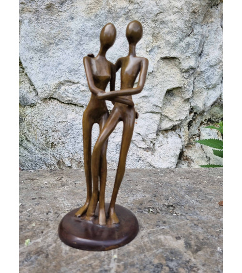 Un magnifique et tendre couple enlacé en bronze coulé à la cire perdue