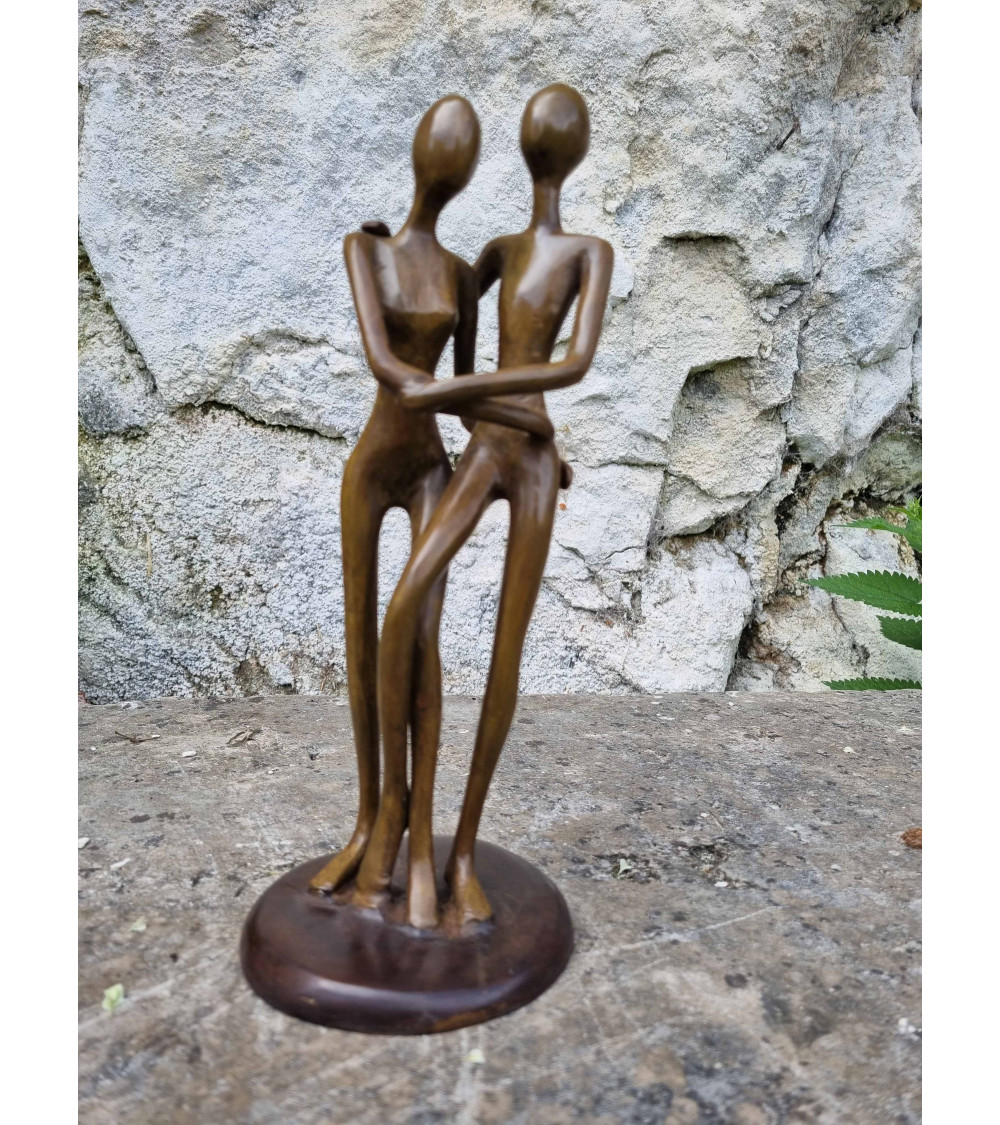 Un magnifique et tendre couple enlacé en bronze coulé à la cire perdue