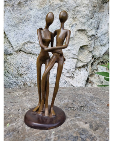 Un magnifique et tendre couple enlacé en bronze coulé à la cire perdue