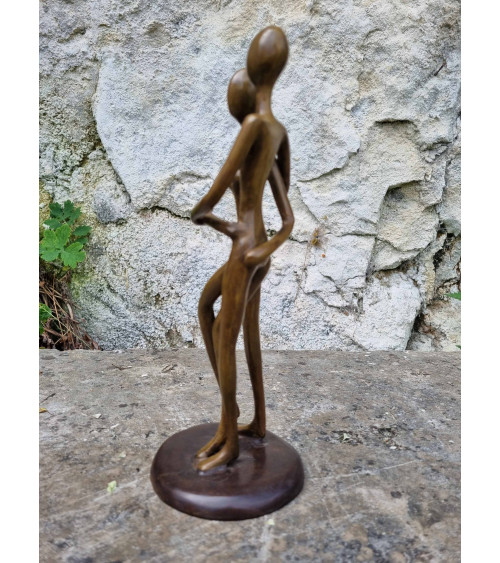 Un magnifique et tendre couple enlacé en bronze coulé à la cire perdue