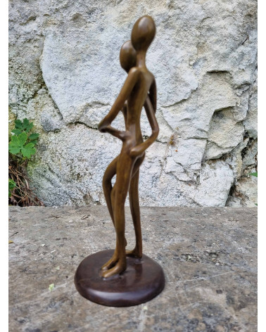 Un magnifique et tendre couple enlacé en bronze coulé à la cire perdue