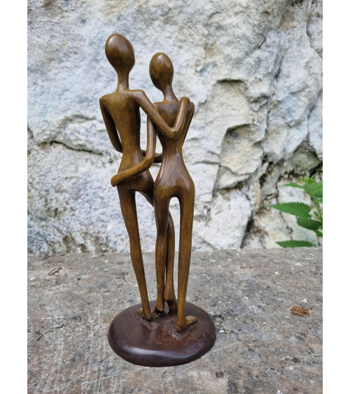 Un magnifique et tendre couple enlacé en bronze coulé à la cire perdue