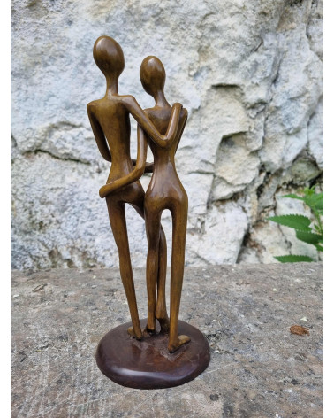 Un magnifique et tendre couple enlacé en bronze coulé à la cire perdue