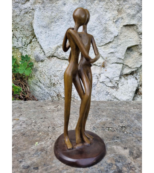 Un magnifique et tendre couple enlacé en bronze coulé à la cire perdue