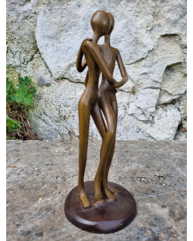 Un magnifique et tendre couple enlacé en bronze coulé à la cire perdue